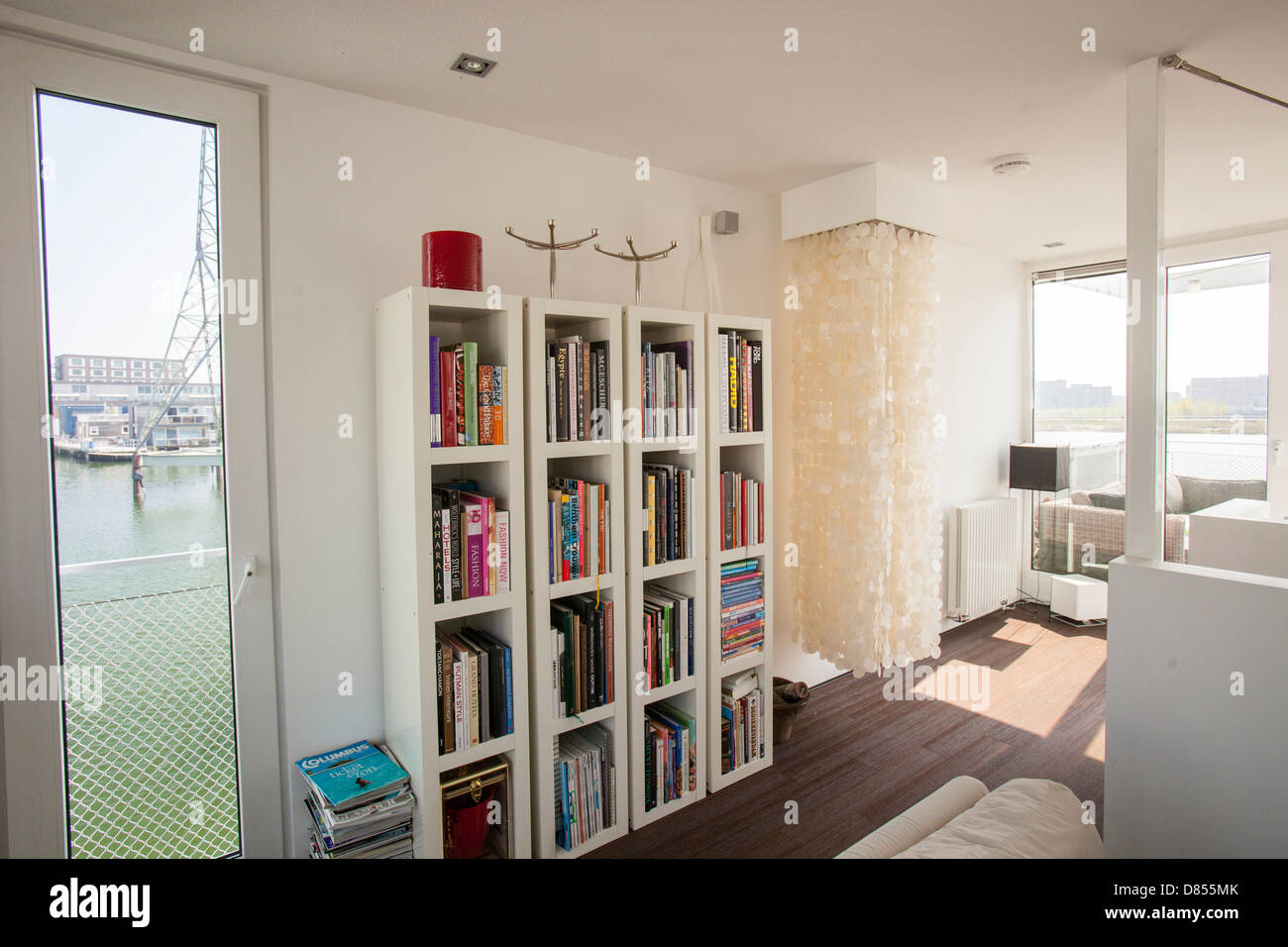 Una casa galleggiante a Ijburg, Amsterdam, Olanda costruito per combattere l'innalzamento del livello del mare. Foto Stock