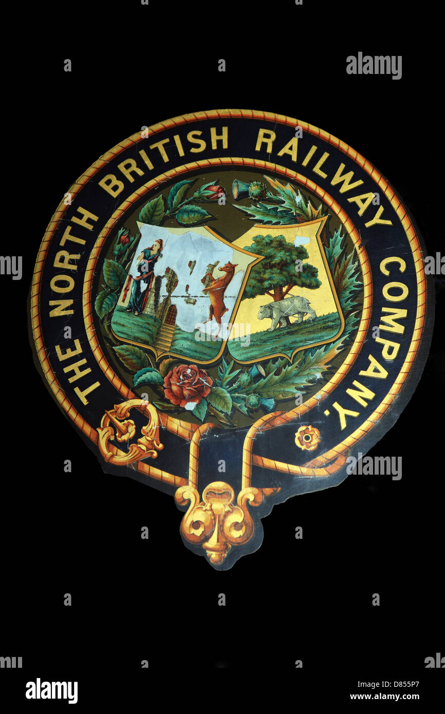 La North British Railway Company logo ritagliata su uno sfondo nero da una locomotiva in Riverside Museum di Glasgow Foto Stock