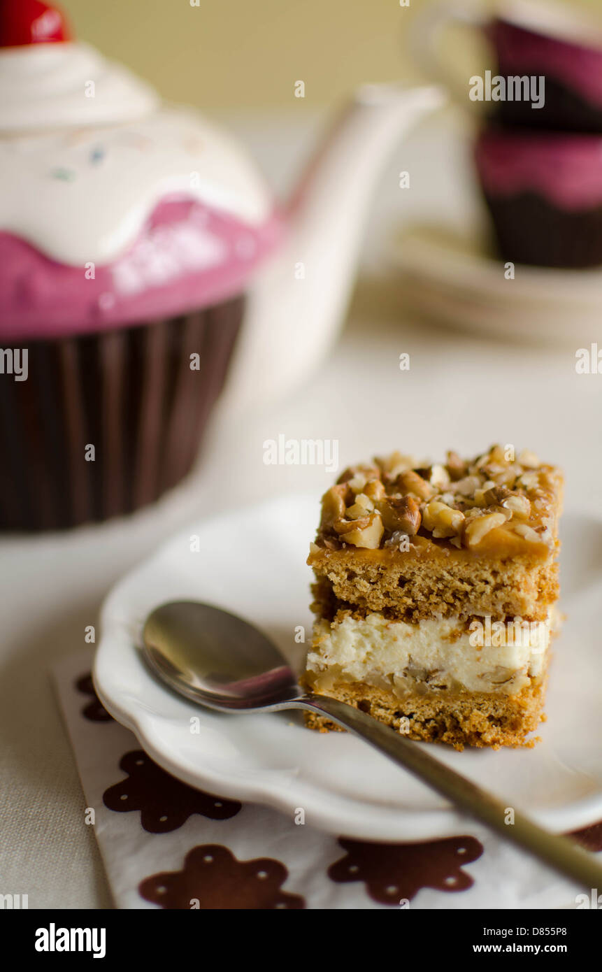 Torta al cioccolato con crema alla vaniglia Foto Stock