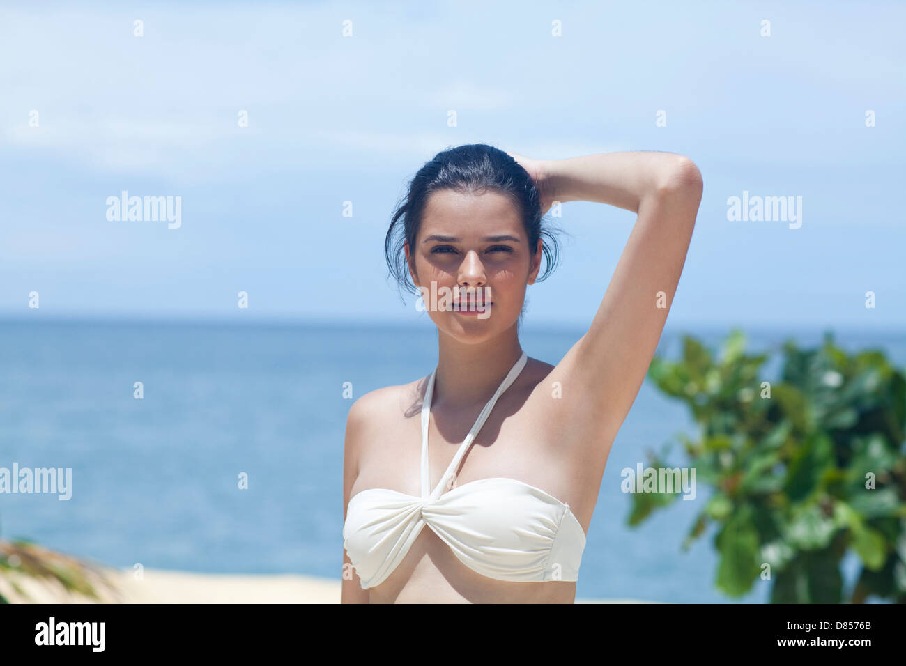 Giovane donna in posa in bikini oceano. Foto Stock