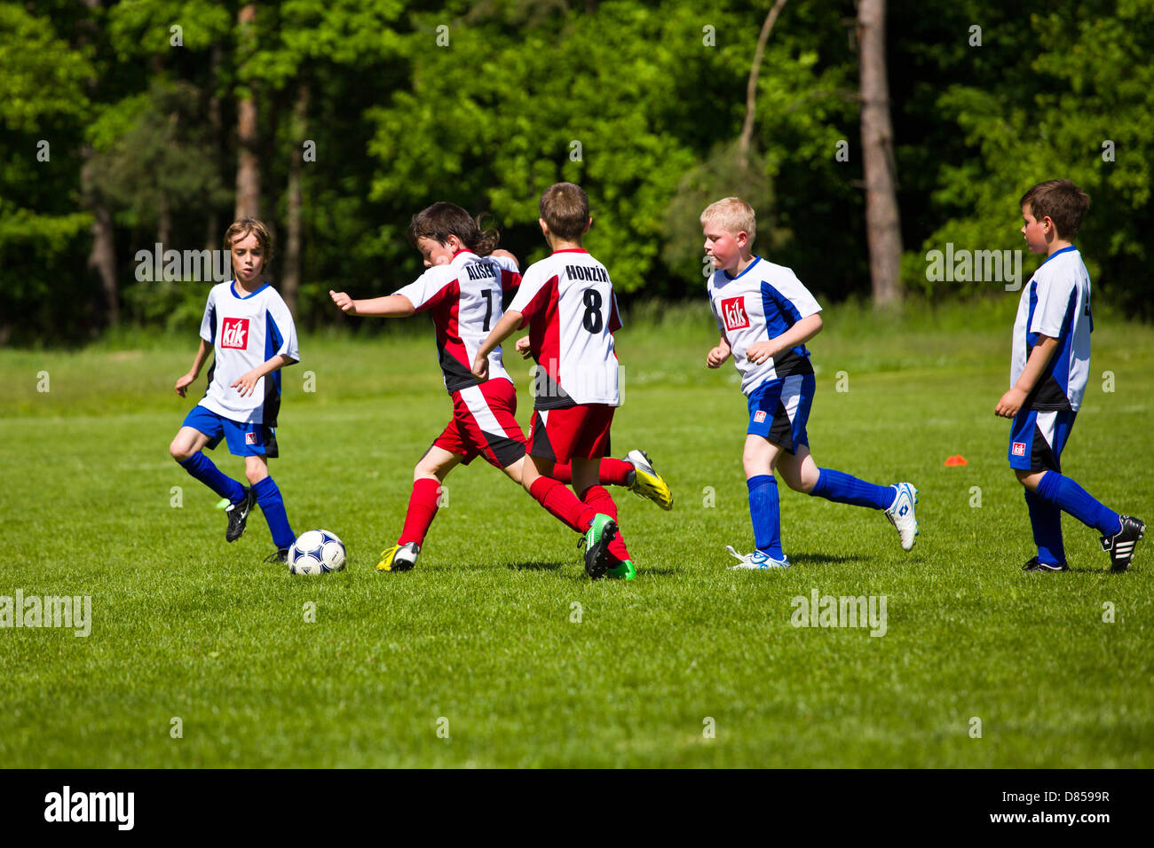 Ragazzi piccoli giocando le partite di calcio Foto Stock