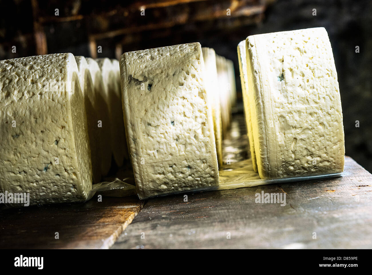 Trova immagini simili Roquefort nel processo di raffinazione in un tipico cellard Foto Stock