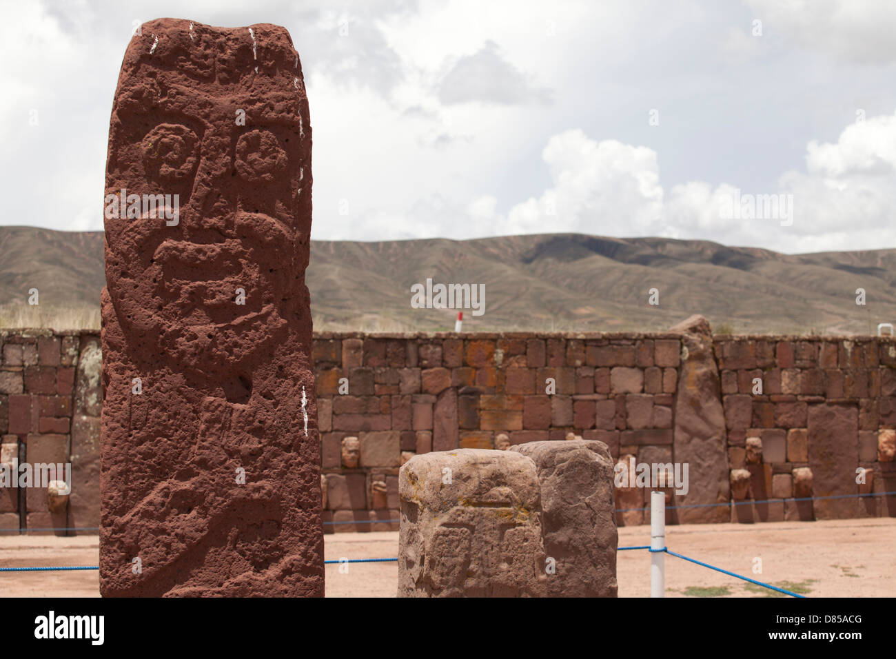La storica città di cultura Tiwanaku nell'altopiano boliviano Foto Stock