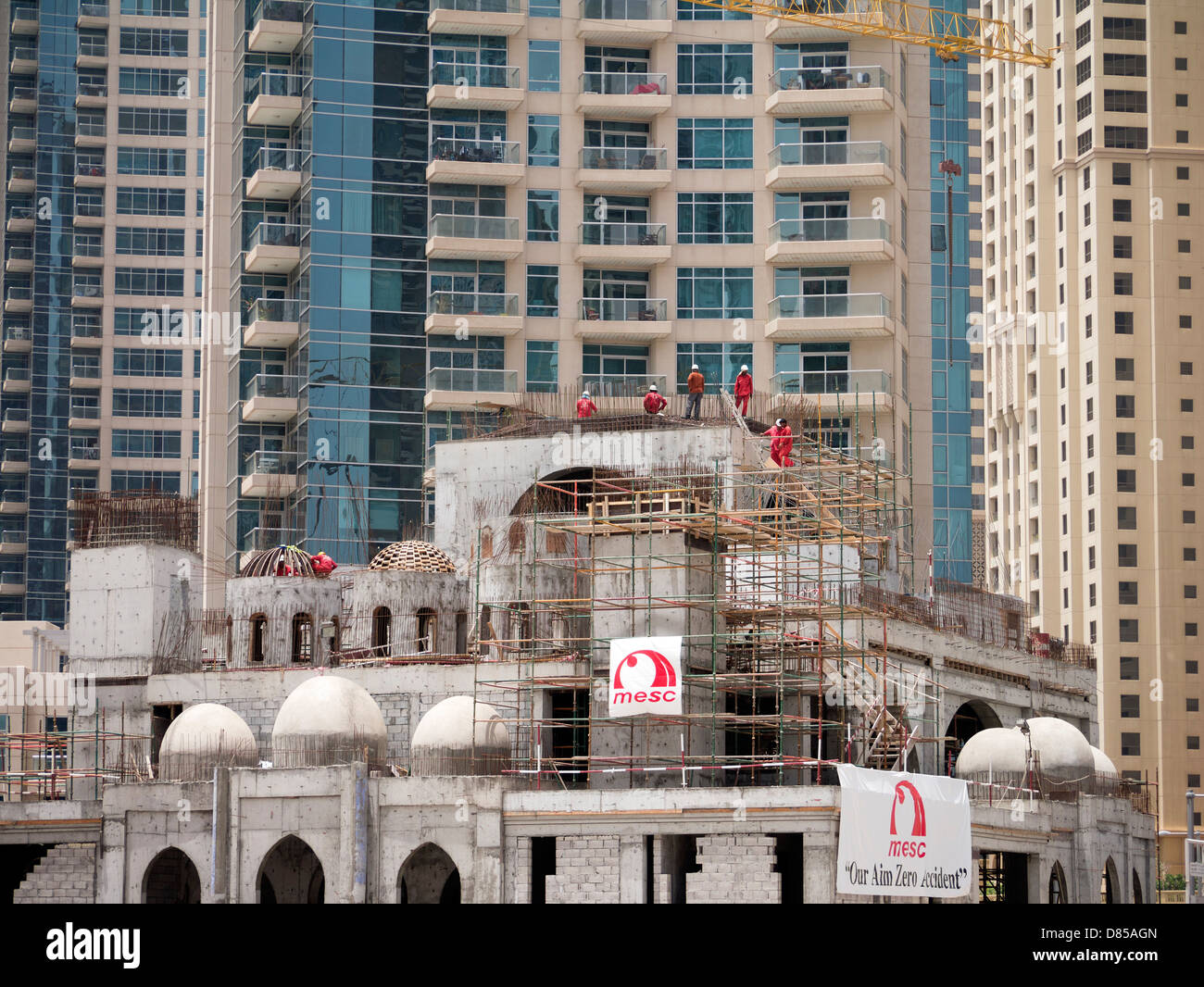 La costruzione di una nuova moschea nella zona residenziale di Marina District di Dubai Emirati Arabi Uniti Foto Stock