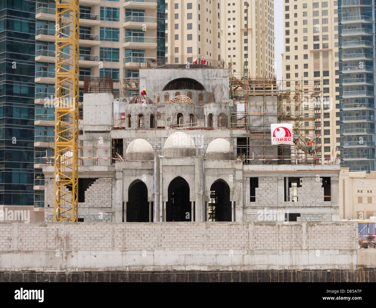 La costruzione di una nuova moschea nella zona residenziale di Marina District di Dubai Emirati Arabi Uniti Foto Stock
