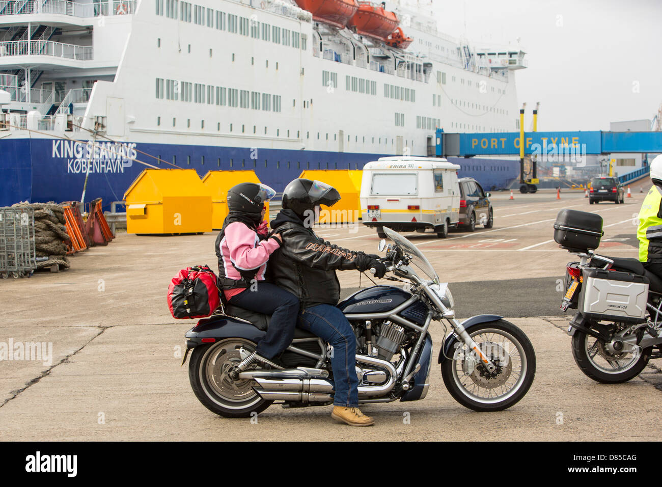 Passeggeri off il Newcastle/Amsterdam coda traghetto per passare attraverso la dogana del porto di Tyne. Foto Stock