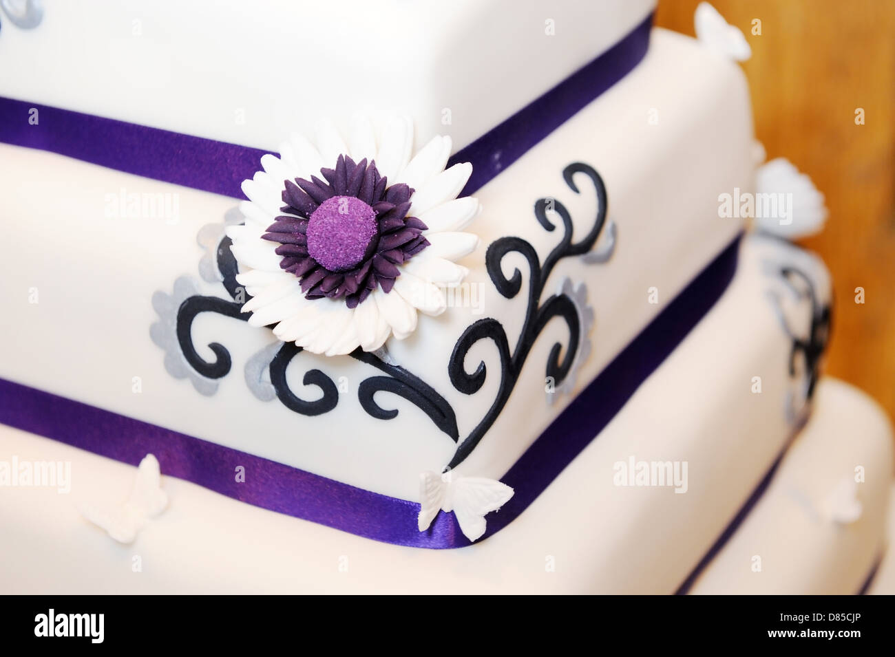 Primo piano della torta di nozze fiore viola dettaglio Foto Stock