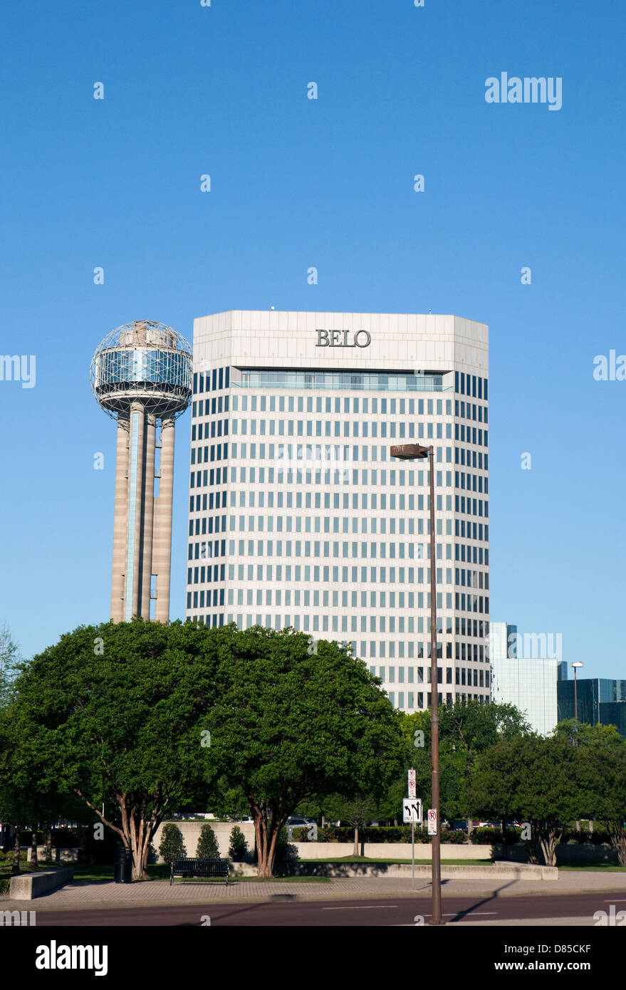Una vista di Belo edificio nel centro di Dallas, Texas Foto Stock