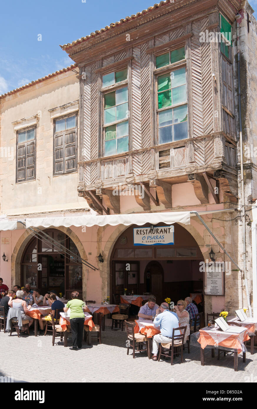 Persone di mangiare al ristorante Opsaras entro la città vecchia di Rethymno, Creta Foto Stock