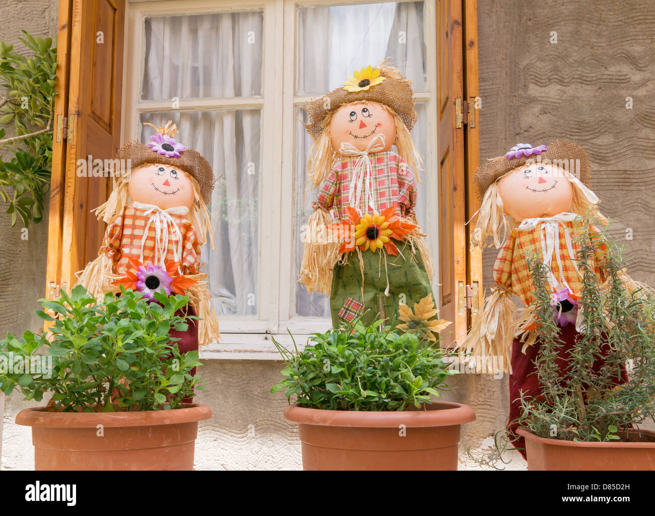 Tre bambole di pezza all'interno della vecchia città di RETHIMNO, CRETA Foto Stock