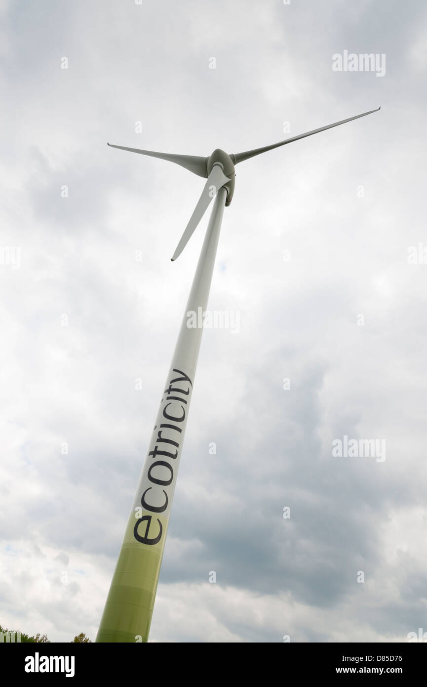 Il Ecotricity di generazione di energia elettrica a turbina eolica al Green Park Reading Berkshire REGNO UNITO Foto Stock