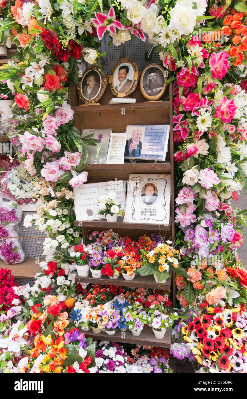 Omaggi floreali e memorabilia funebre al di fuori di un negozio di RETHIMNO, CRETA Foto Stock