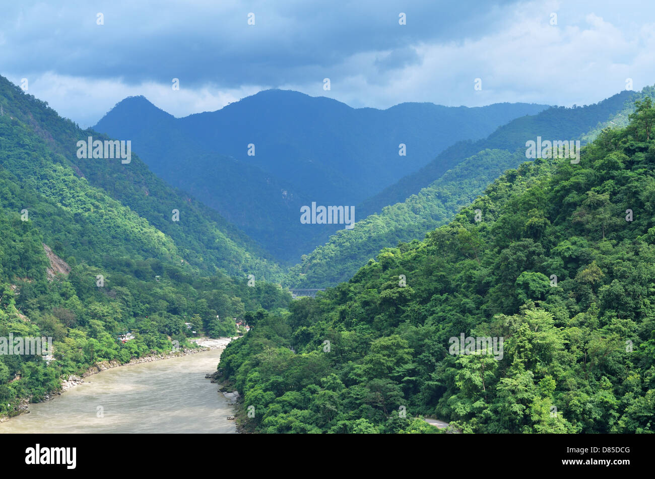 Gange fiume che scorre tra colline Rishikesh, India - Agosto 2012 Foto Stock