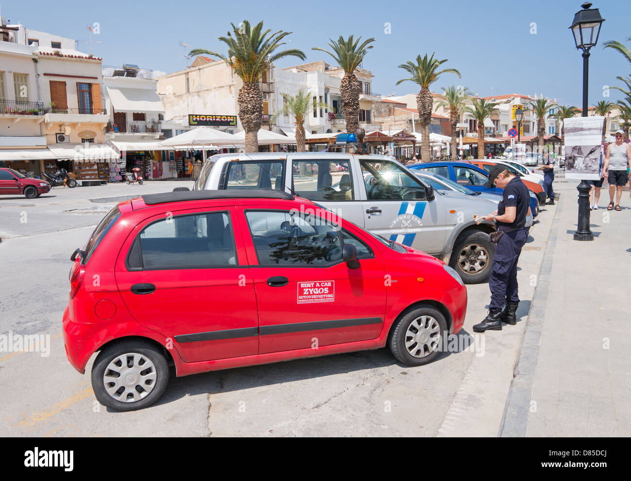 Il traffico operai o gli ufficiali di polizia che rilascia i biglietti per il parcheggio in paese cretese di Rethymno Foto Stock