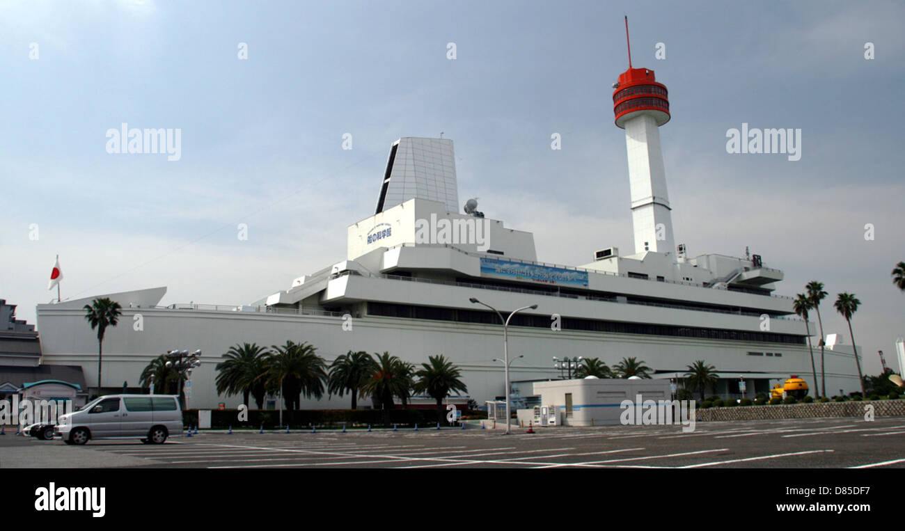 Il Museo di Scienze marittime di Tokyo, Giappone, offre mostre relative alla storia della tecnologia marittima e dell'esplorazione. Il suo lato nord-ovest espone manufatti marittimi e offre ai visitatori vedute dell'area circostante. Foto Stock