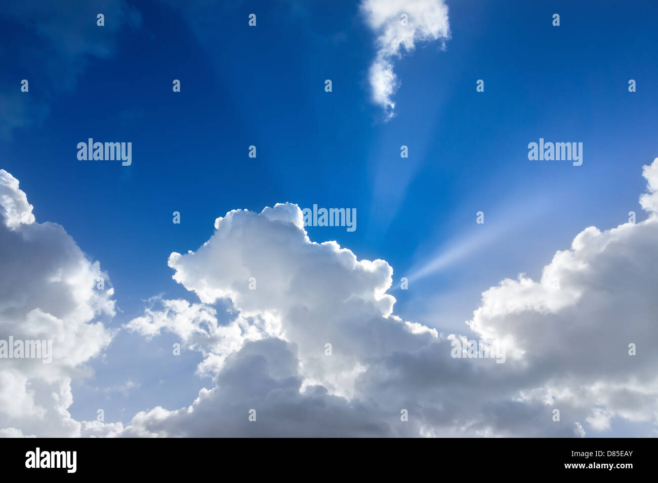 Il cielo blu con nuvole e sole Foto Stock