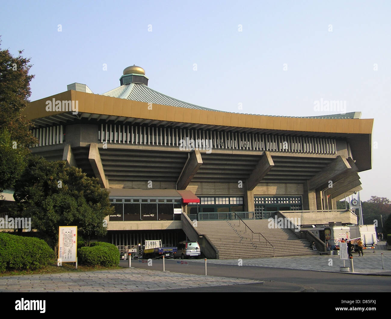 Il Nippon Budokan è una famosa arena di arti marziali situata nel parco Kitanomaru a Chiyoda, Tokyo. Costruito nel 1964 per la competizione di judo alle Olimpiadi di Tokyo, è ora utilizzato per una varietà di eventi, tra cui concerti e spettacoli culturali. Foto Stock