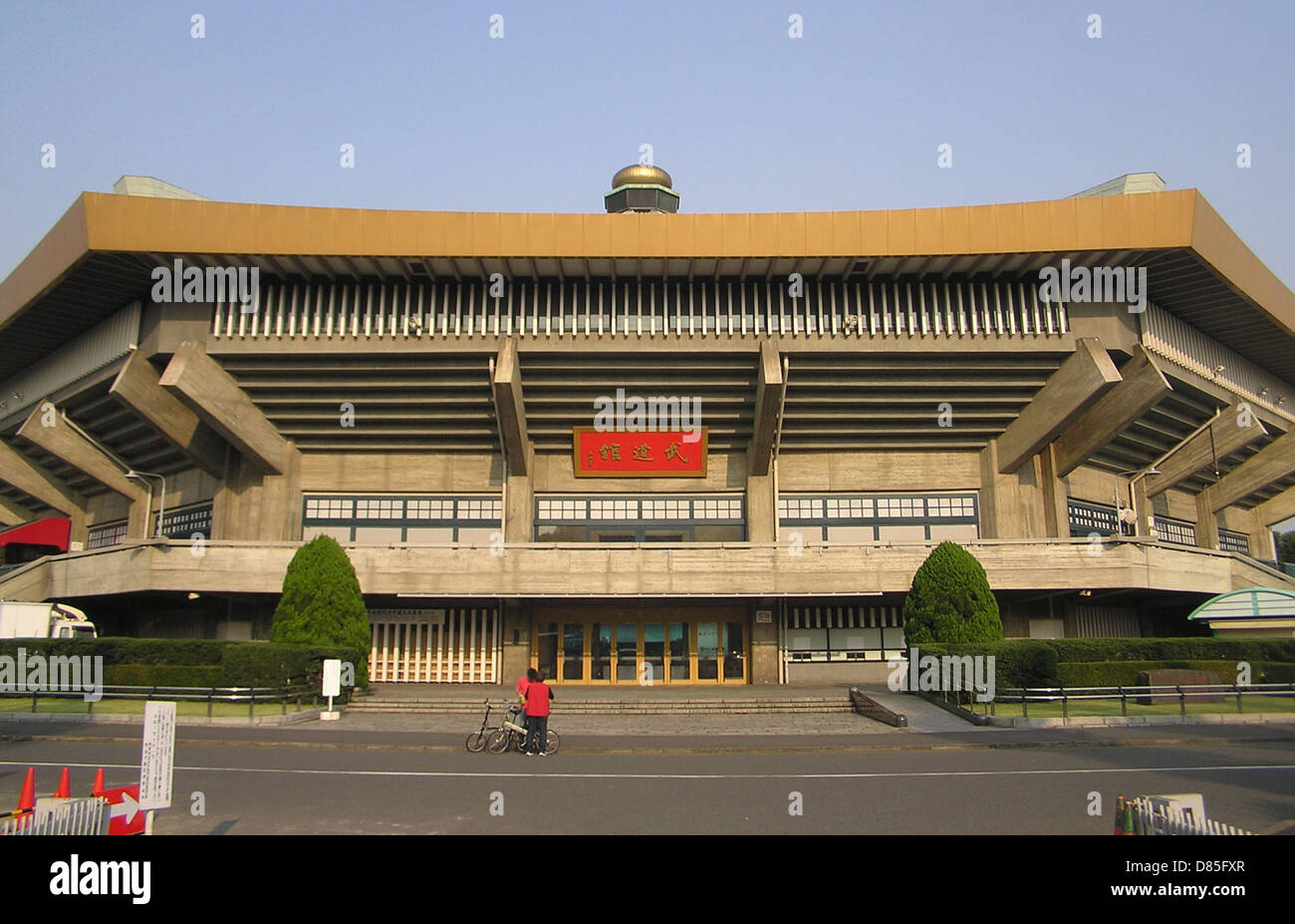 Il Nippon Budokan, situato a Kitanomaru, Chiyoda, Tokyo, è un luogo famoso per eventi di arti marziali e concerti. Originariamente costruito per le competizioni di judo alle Olimpiadi di Tokyo del 1964, è diventato da allora un simbolo della cultura giapponese e un luogo di esibizione versatile. Foto Stock