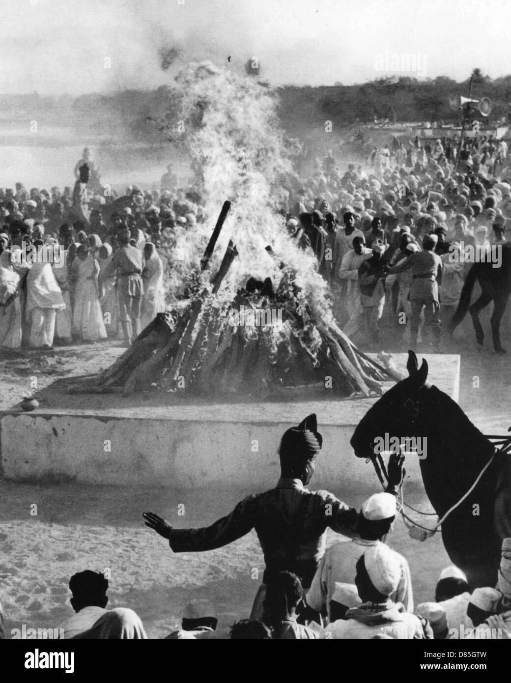 Il Mahatma Gandhi (1869-1948) indipendenza indiana leader è cremato in Delhi sulla banca del fiume Sumna il 31 gennaio 1948 dopo il suo assassinio da Nathuram Godse. Foto Stock