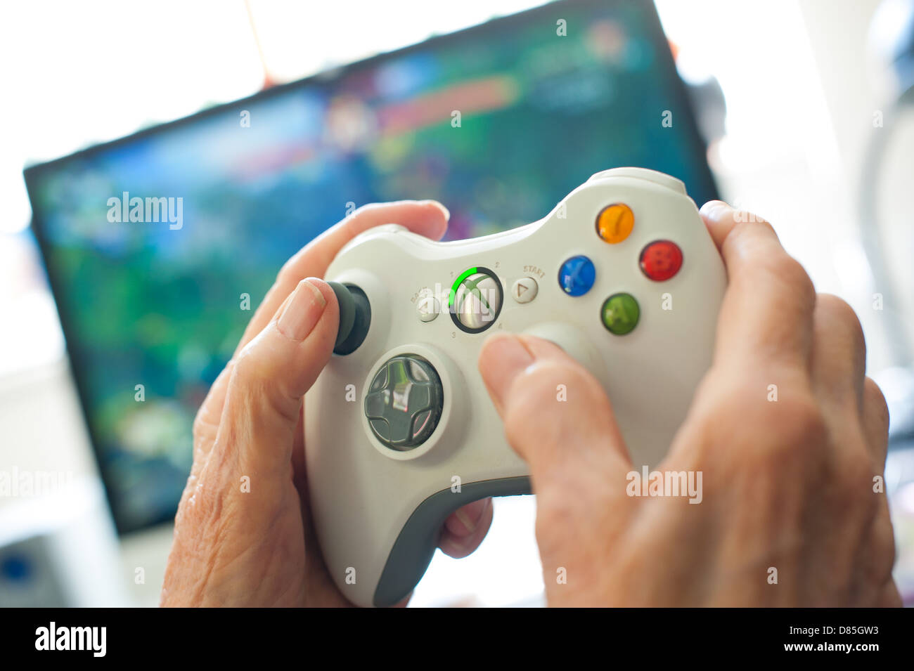 Una donna anziana utilizzando Xbox 360 gamepad Foto Stock