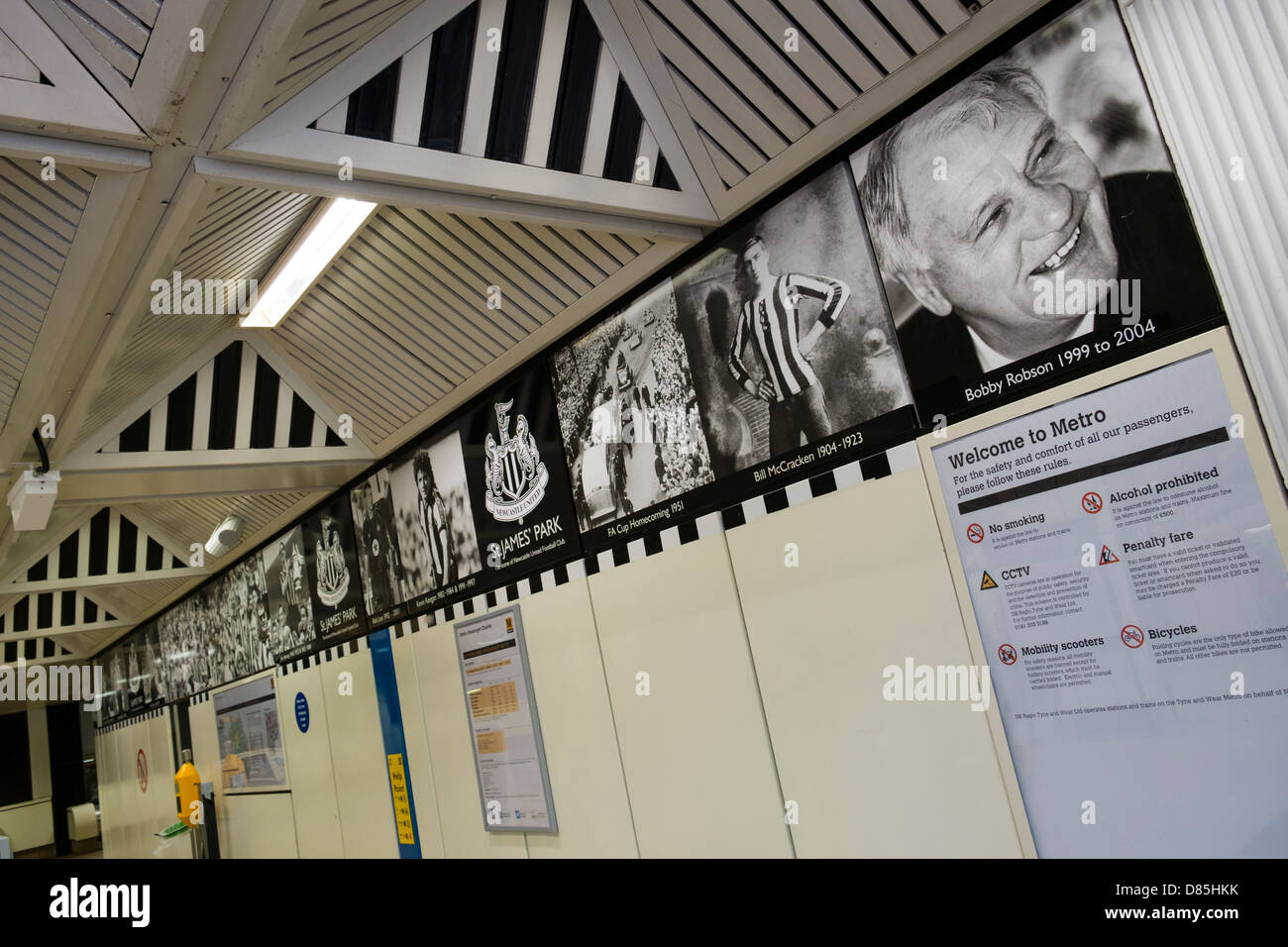 Foto di famosi Newcastle leggende del calcio presso il St James Park stazione della metropolitana. Foto Stock