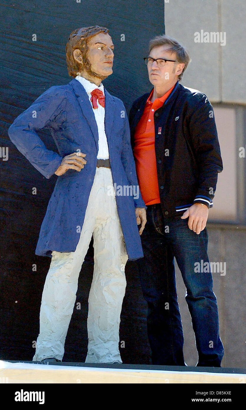 Scultore Stephan Balkenhol (L) sorge accanto alla sua nuova scultura di Richard Wagner a Leipzig, Germania, 15 maggio 2013. Wagners città nativa Leipzig infine riceve una scultura di Wagner per il suo compleanno il duecentesimo anniversario. Foto: Hendrik Schmidt Foto Stock