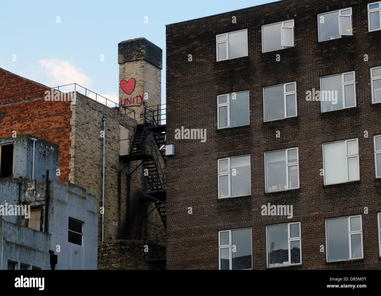 L amore e l unità Graffiti alto edificio nel centro di Newcastle. Foto Stock