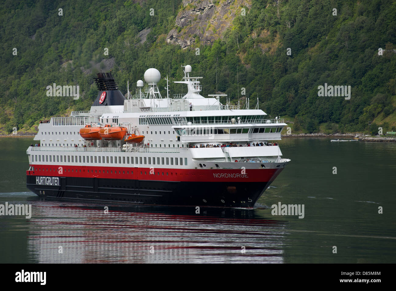 Un Norwegian Cruise Ship avvicinando il Geirangerfjord nel sud della Norvegia occidentale Foto Stock