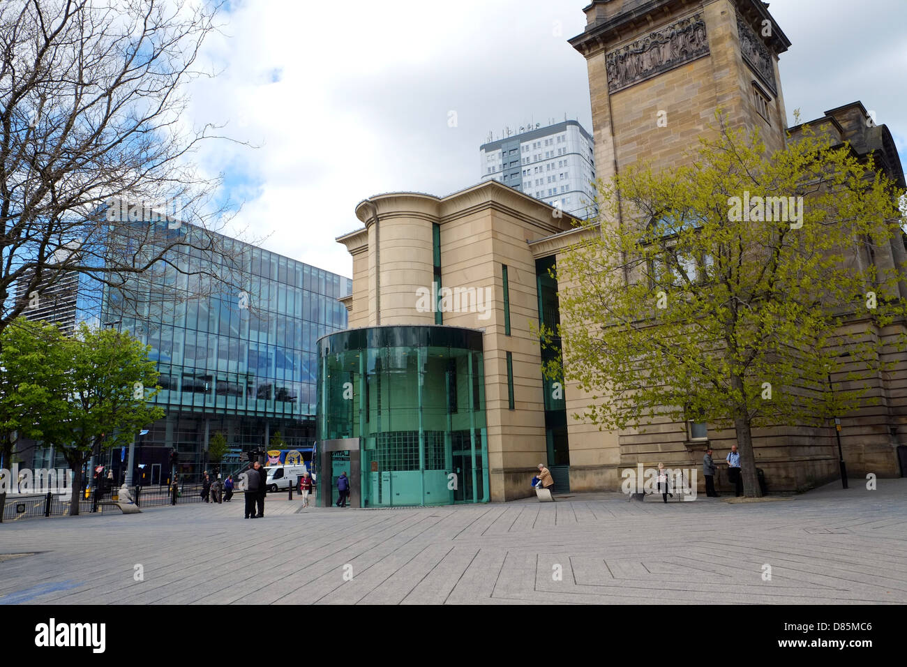 La Laing Art Gallery di Newcastle city centre library nella distanza. Foto Stock
