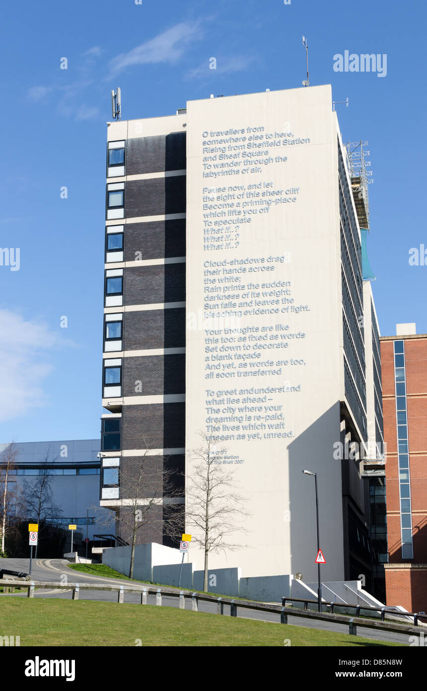 Parole che cosa se da Andrew Motion sul lato di un edificio a Sheffield Hallam University Foto Stock