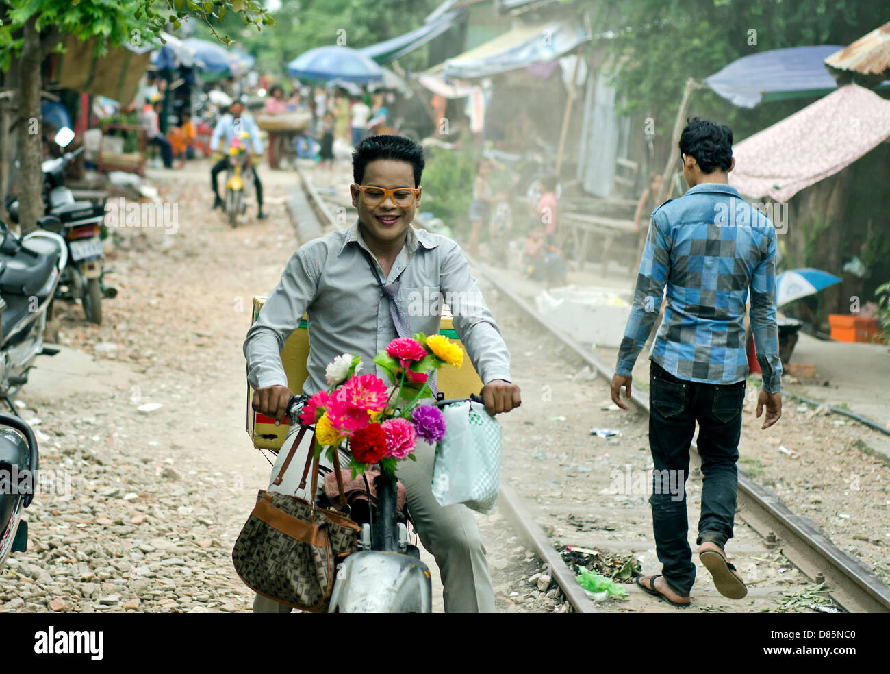 Baraccopoli sul retro della vecchia stazione ferroviaria a Phnom Penh. Foto Stock