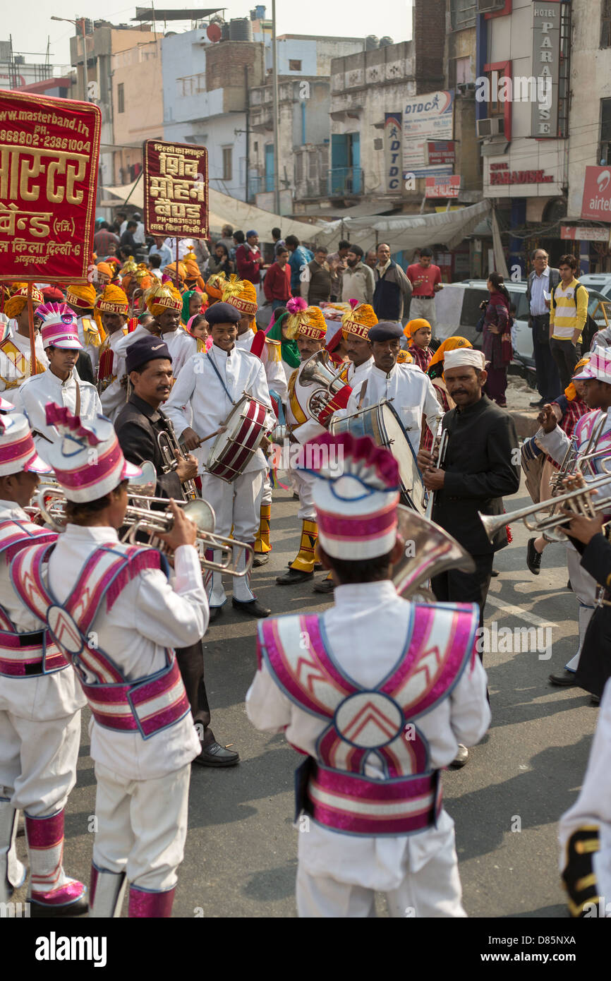 India, Uttar Pradesh, New Delhi, musicisti in uniforme gli uomini alla processione di strada nel quartiere di Paharganj Foto Stock