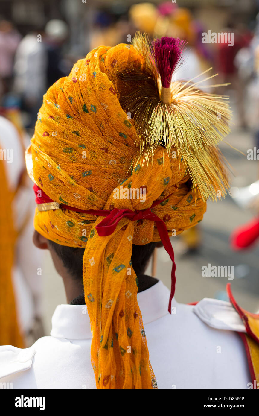 India, Uttar Pradesh, New Delhi, close up turbaned uomo alla processione di strada nel quartiere di Paharganj Foto Stock