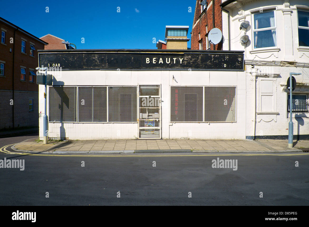 Abbandonato il salone di bellezza in St Marys area di Southampton, Inghilterra. Foto Stock
