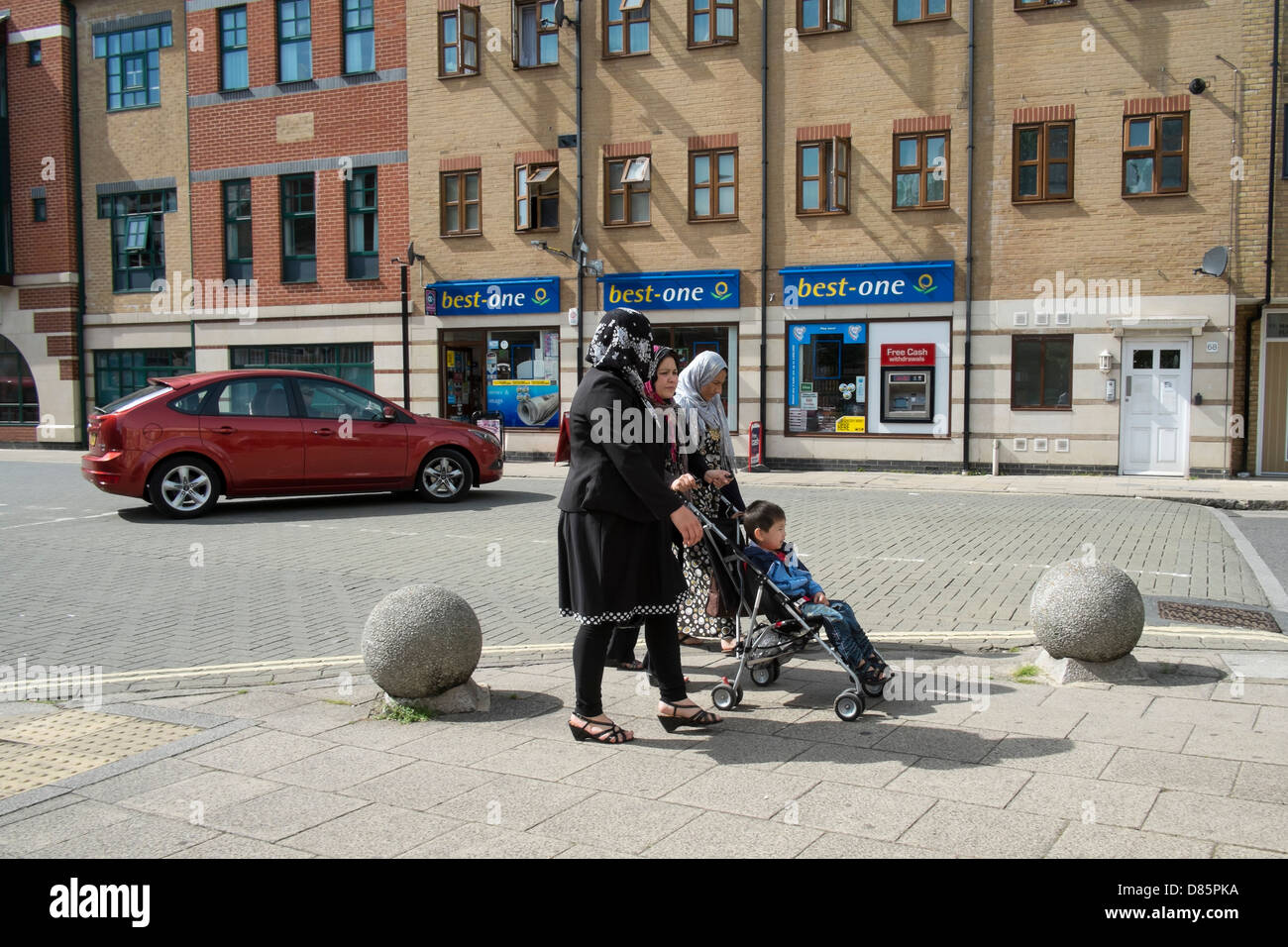 Tre donne musulmane a piedi in strada, Southampton, Inghilterra. Foto Stock