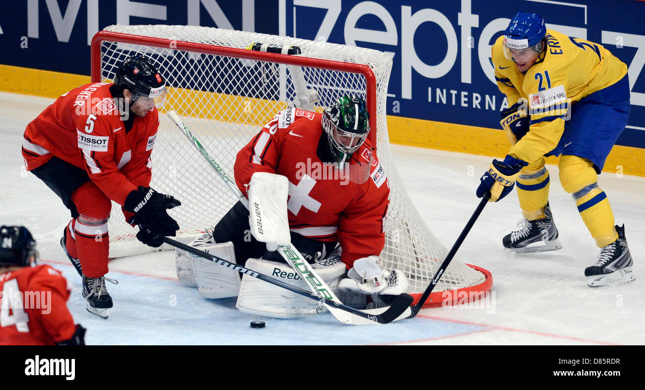 Mondiali di hockey su ghiaccio, partita finale della Svezia contro la Svizzera, 19 maggio 2013, Stoccolma, Svezia. Da sinistra a destra: Severin Blindenbacher (SWE), portiere Martin Gerber (SWE) e Loui Eriksson (SUI). (CTK foto/Vit Simanek) Foto Stock