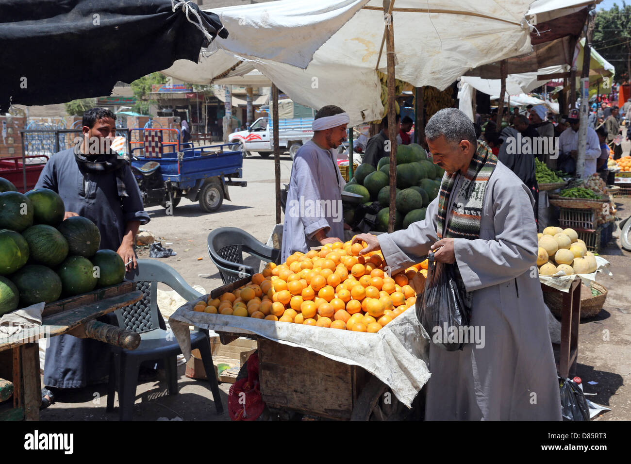 Stallo del mercato con frutta e verdura in Al Ghanayem, Alto Egitto Foto Stock