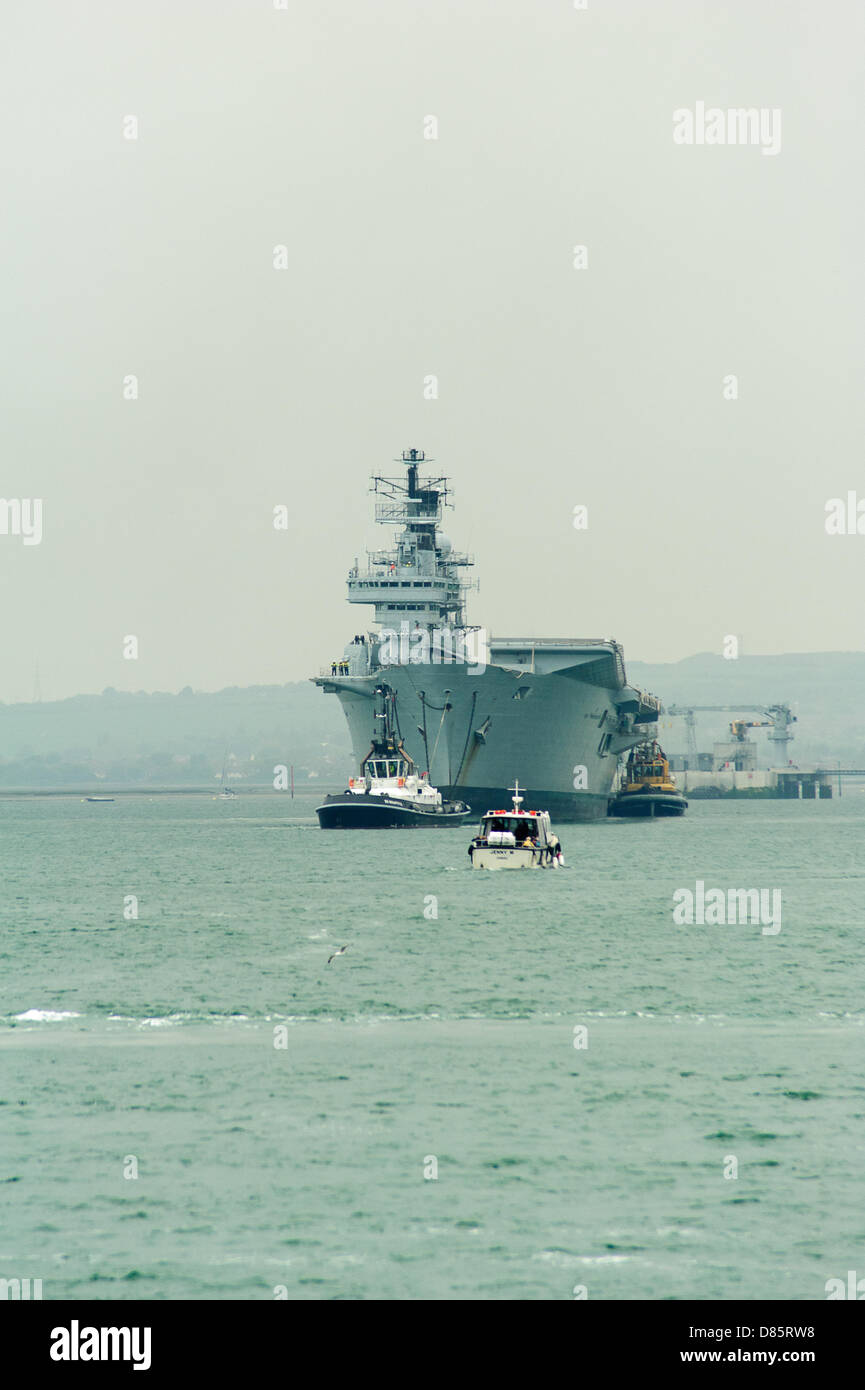 Portsmouth, Regno Unito. Il 20 maggio 2013. HMS Ark Royal, la portaerei e ex ammiraglia della Royal Navy fleet, salpare per la scrapyard. L'Arca è stata adottata per la Turchia in seguito è decommision. Credito: Paul Chambers / Alamy Live News Foto Stock