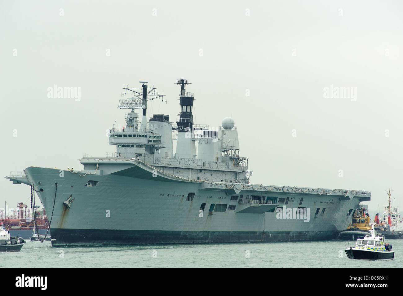 Portsmouth, Regno Unito. Il 20 maggio 2013. HMS Ark Royal, la portaerei e ex ammiraglia della Royal Navy fleet, salpare per la scrapyard. L'Arca è stata adottata per la Turchia in seguito è decommision. Credito: Paul Chambers / Alamy Live News Foto Stock