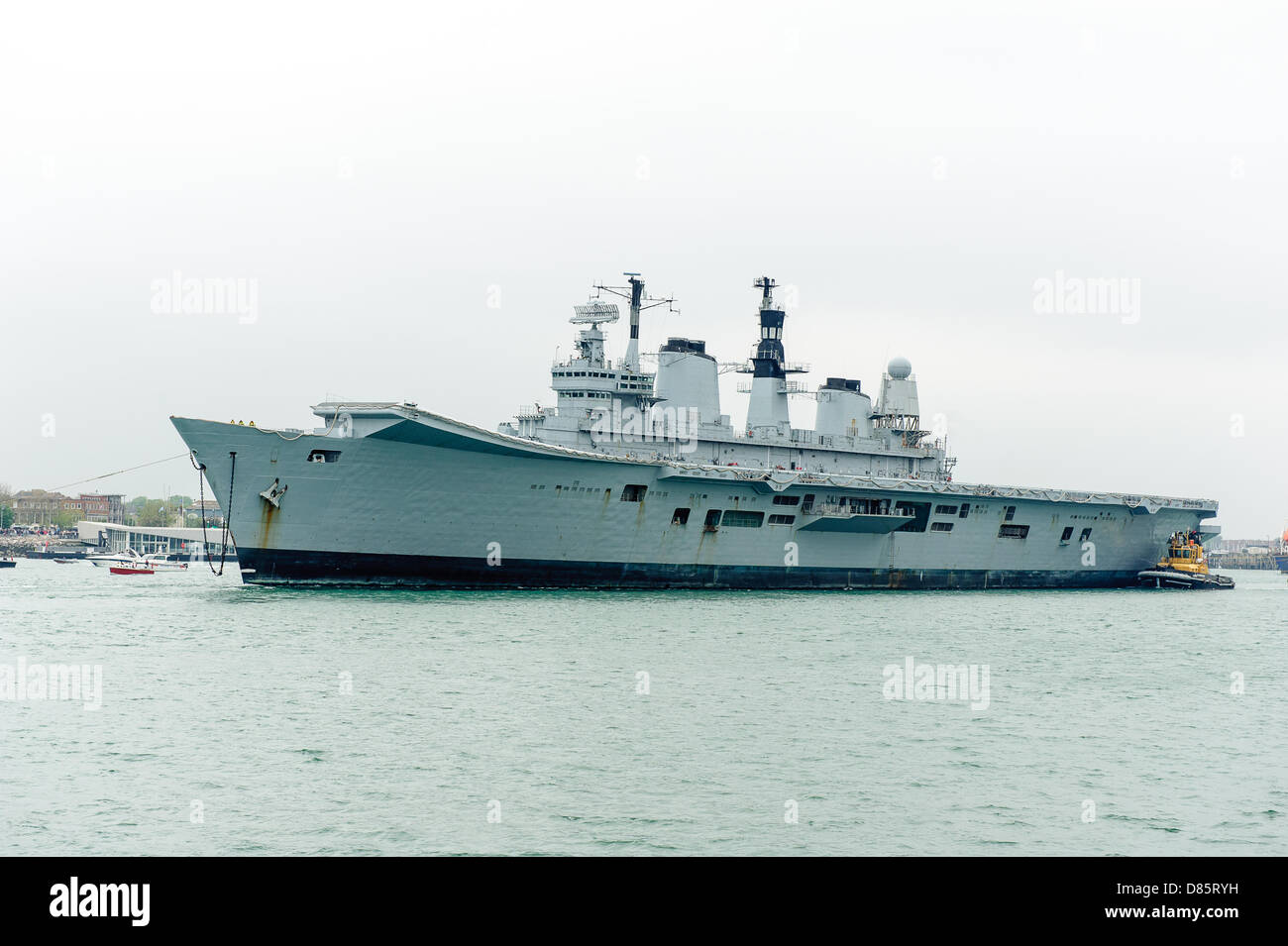 Portsmouth, Regno Unito. Il 20 maggio 2013. HMS Ark Royal, la portaerei e ex ammiraglia della Royal Navy fleet, salpare per la scrapyard. L'Arca è stata adottata per la Turchia in seguito è decommision. Credito: Paul Chambers / Alamy Live News Foto Stock