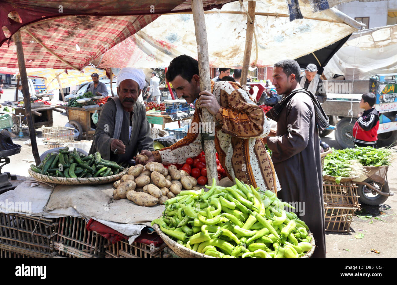Stallo del mercato con frutta e verdura in Al Ghanayem, Alto Egitto Foto Stock