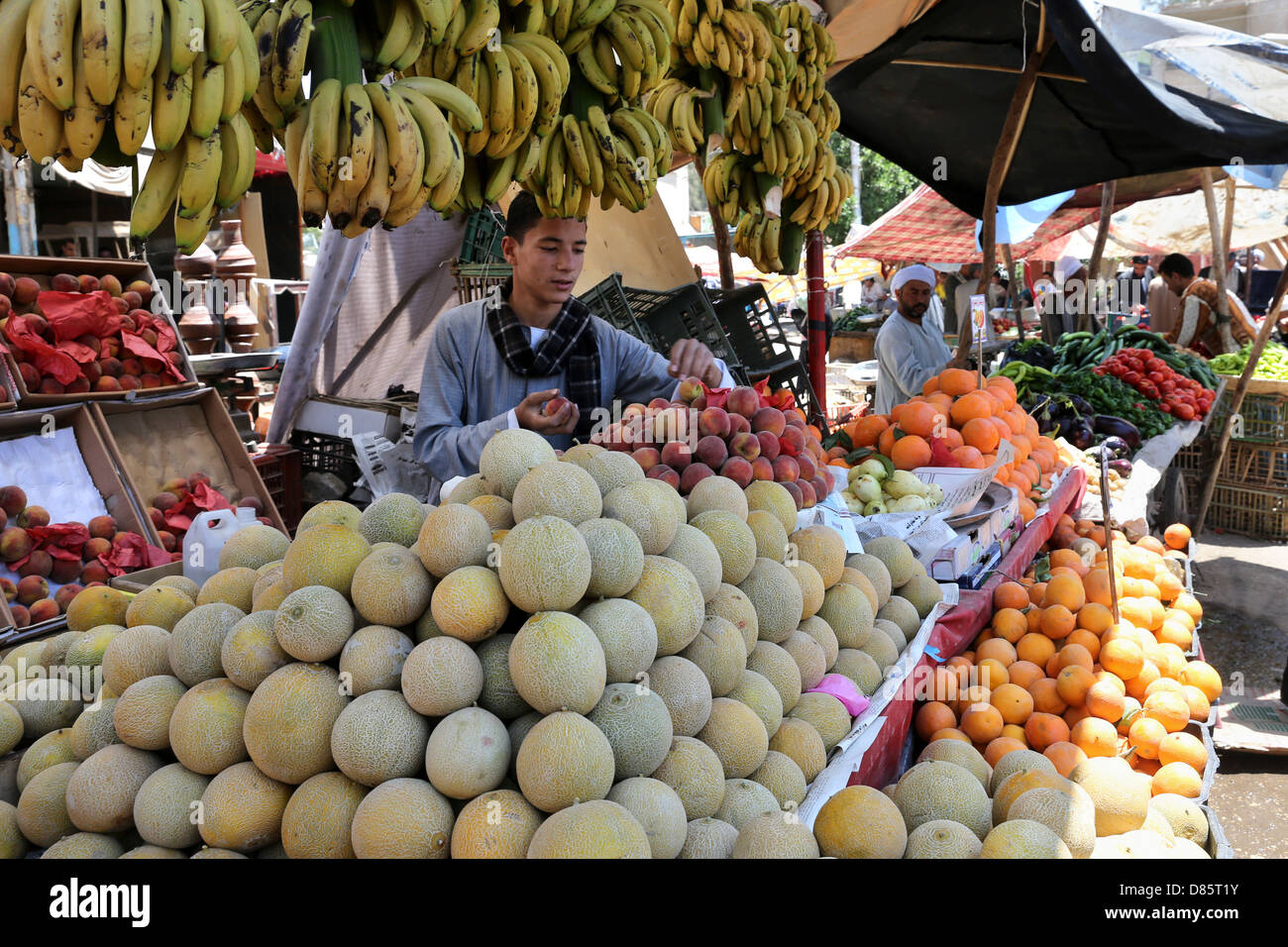 Stallo del mercato con frutta e verdura in Al Ghanayem, Alto Egitto Foto Stock