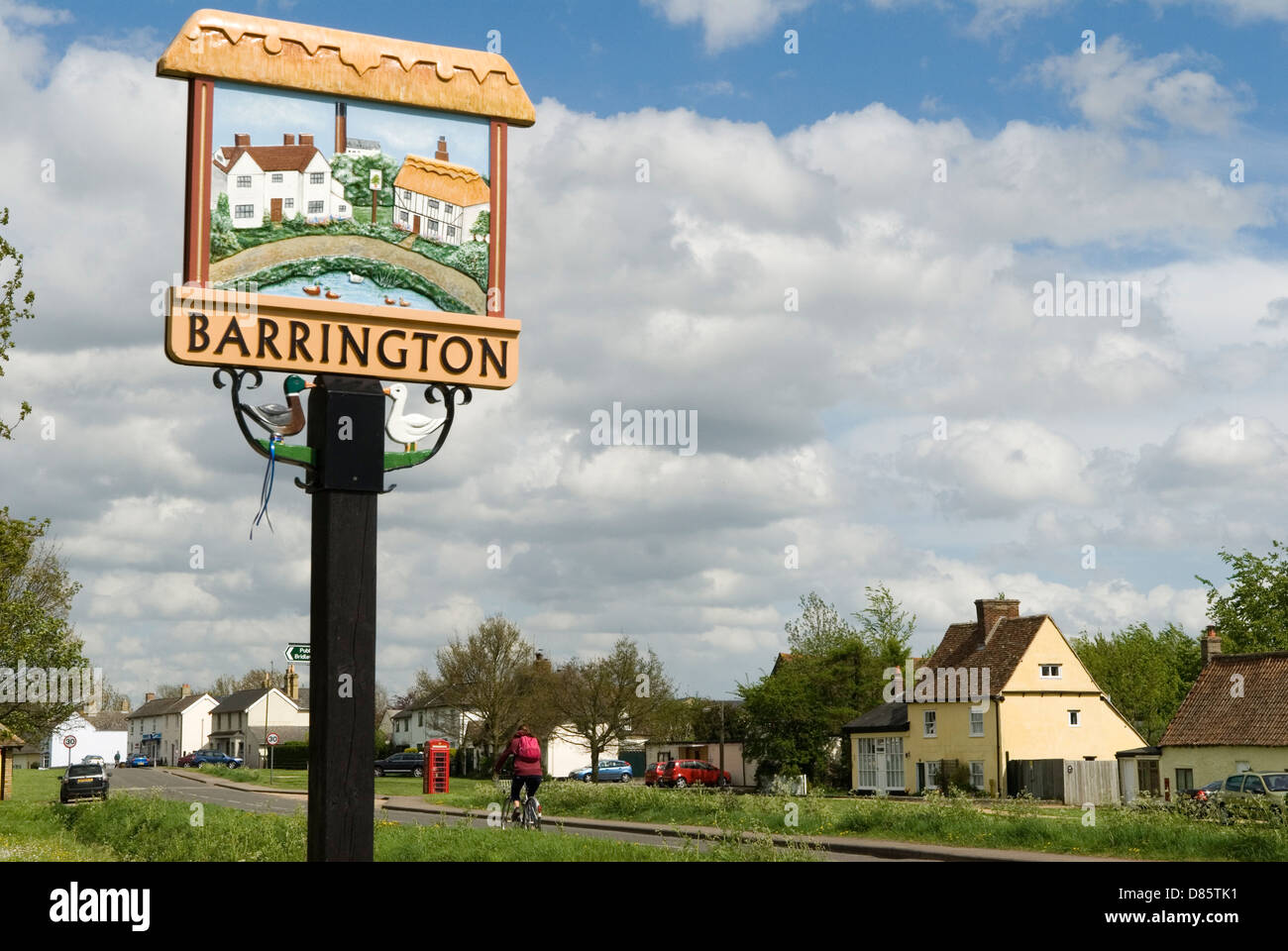 Cartello del villaggio di Barrington, verde del villaggio. Common Land in questo villaggio del Cambridgeshire. Inghilterra Regno Unito 2013 2010s HOMER SYKES. Foto Stock