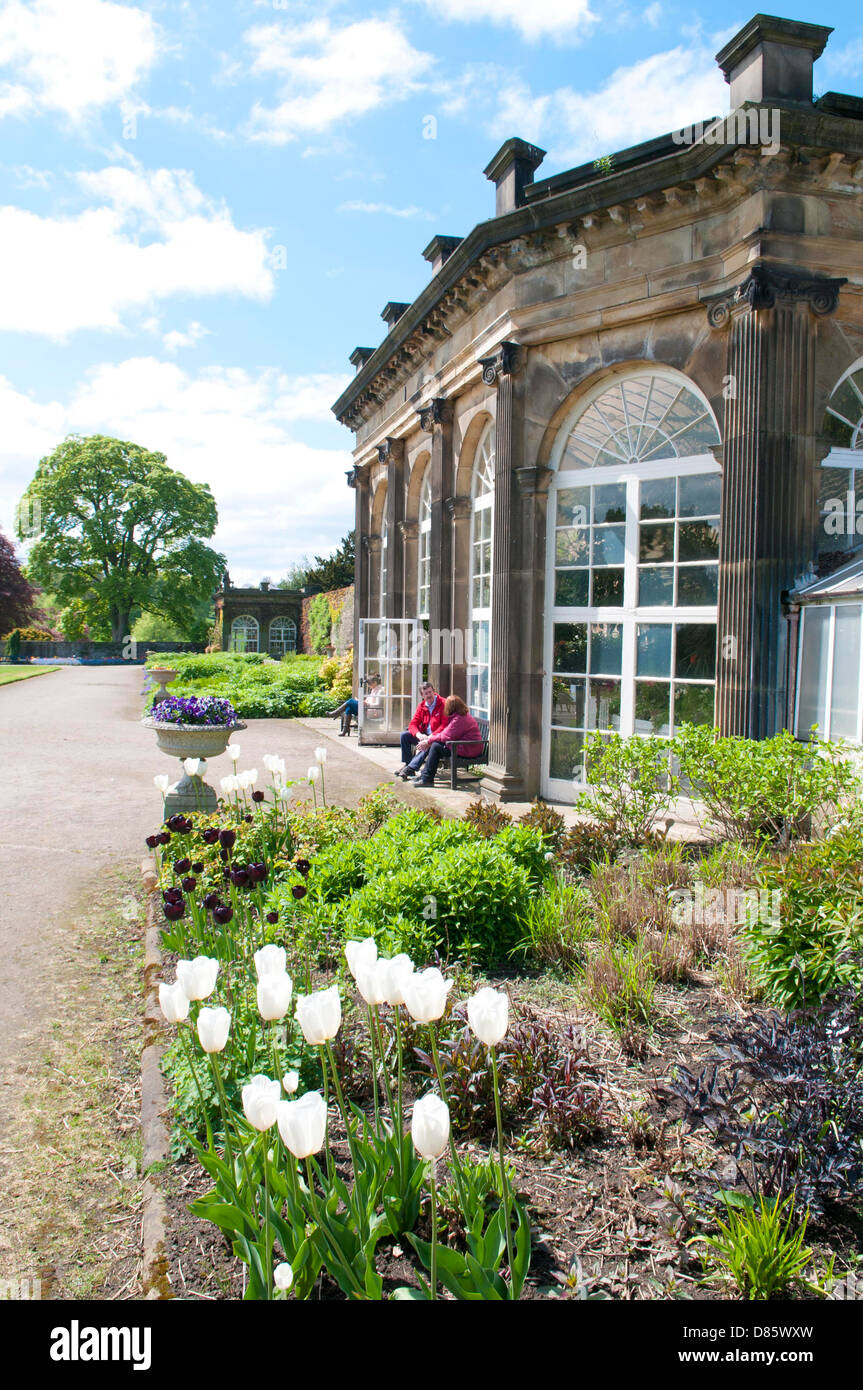 Il giardino murato è pieno di fiori e di piante sul castello di Ripley estate in Ripley, North Yorkshire. Foto Stock