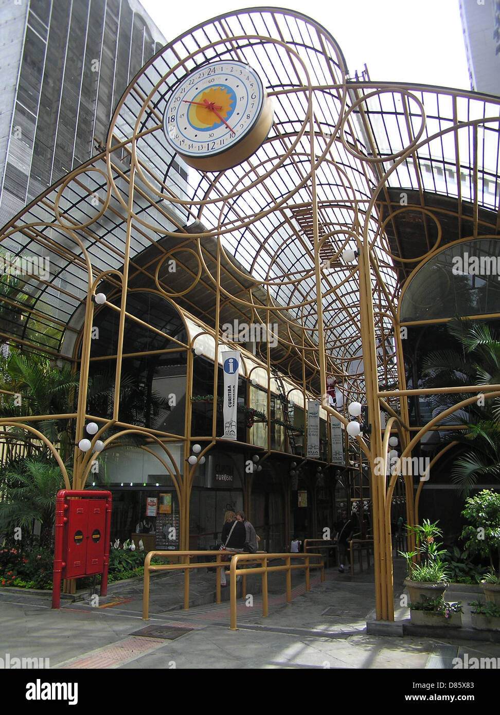 Rua 24 Horas a Curitiba, in Brasile, è una famosa via dello shopping e del divertimento, che offre una varietà di negozi, ristoranti e caffè. La strada è conosciuta per la sua atmosfera vivace e l'architettura distintiva. Foto Stock