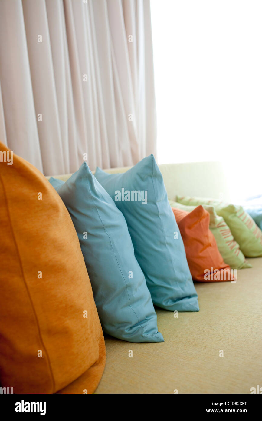 Tenere premuto cuscino sul lungo divano in Phuket hotel,Thailandia Foto Stock