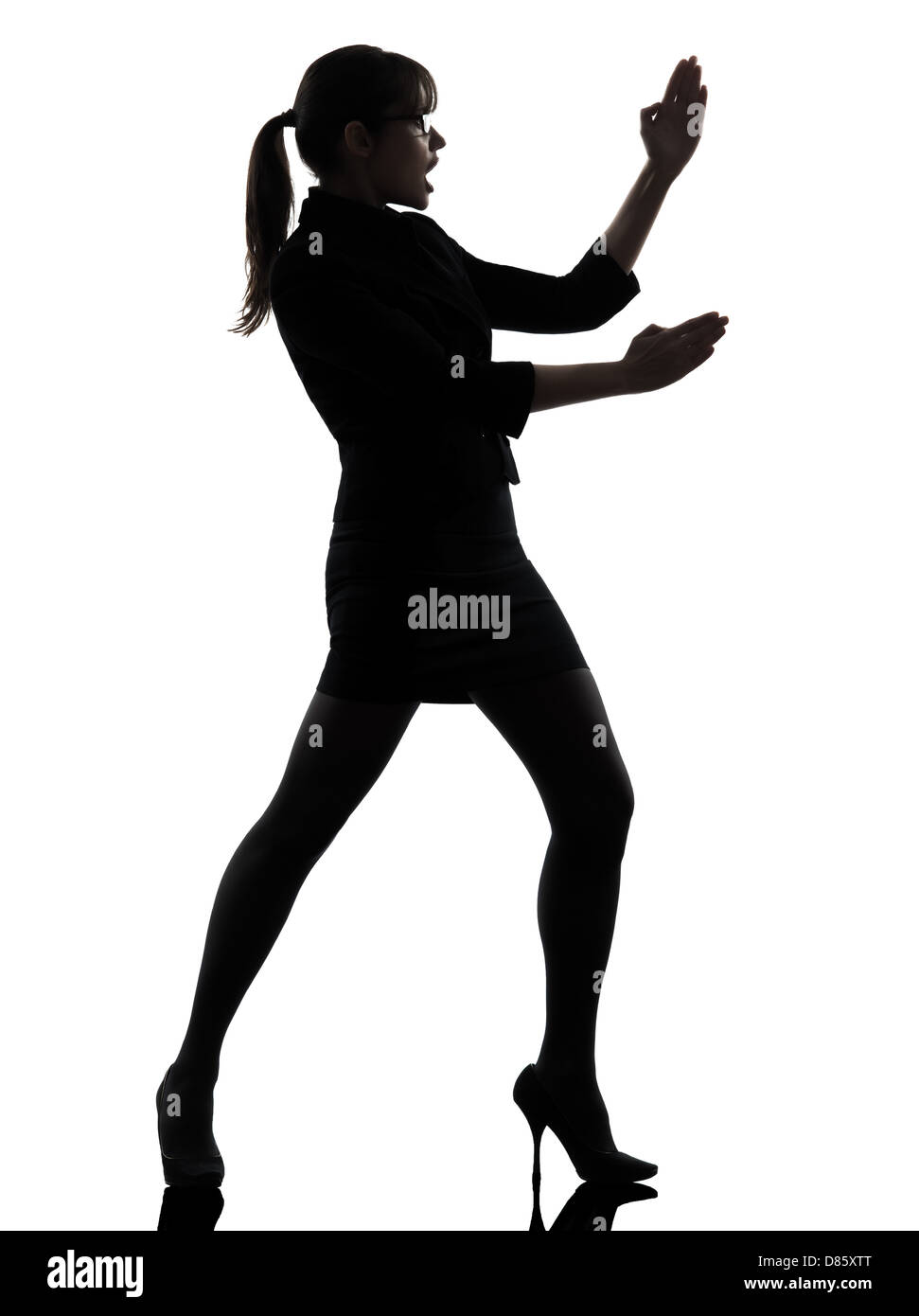Un business donna karate Self Defence silhouette studio isolato su sfondo bianco Foto Stock