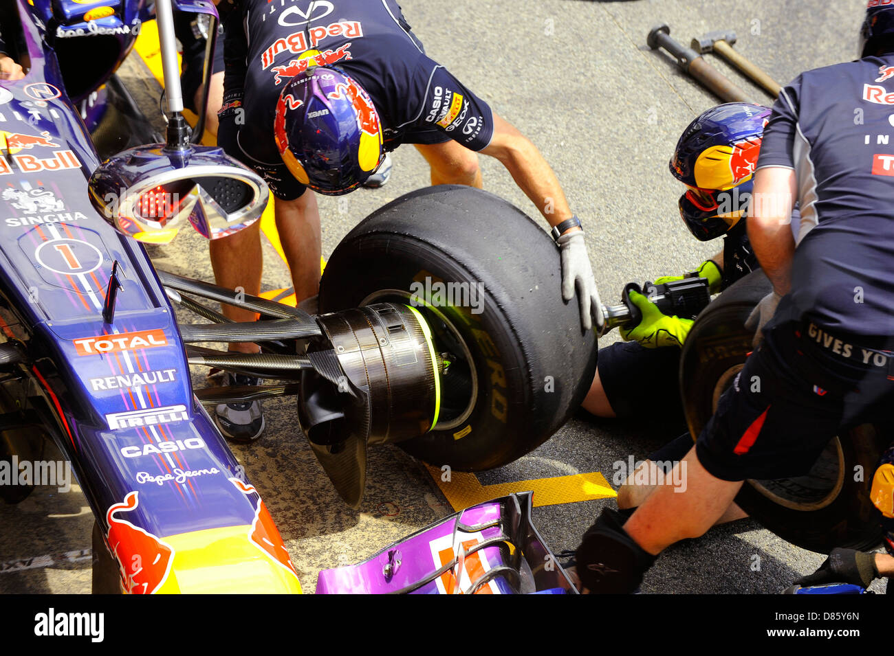 Red Bull meccanica cambiare pneumatico spagnolo durante il Gran Premio di Formula Uno 2013 Foto Stock