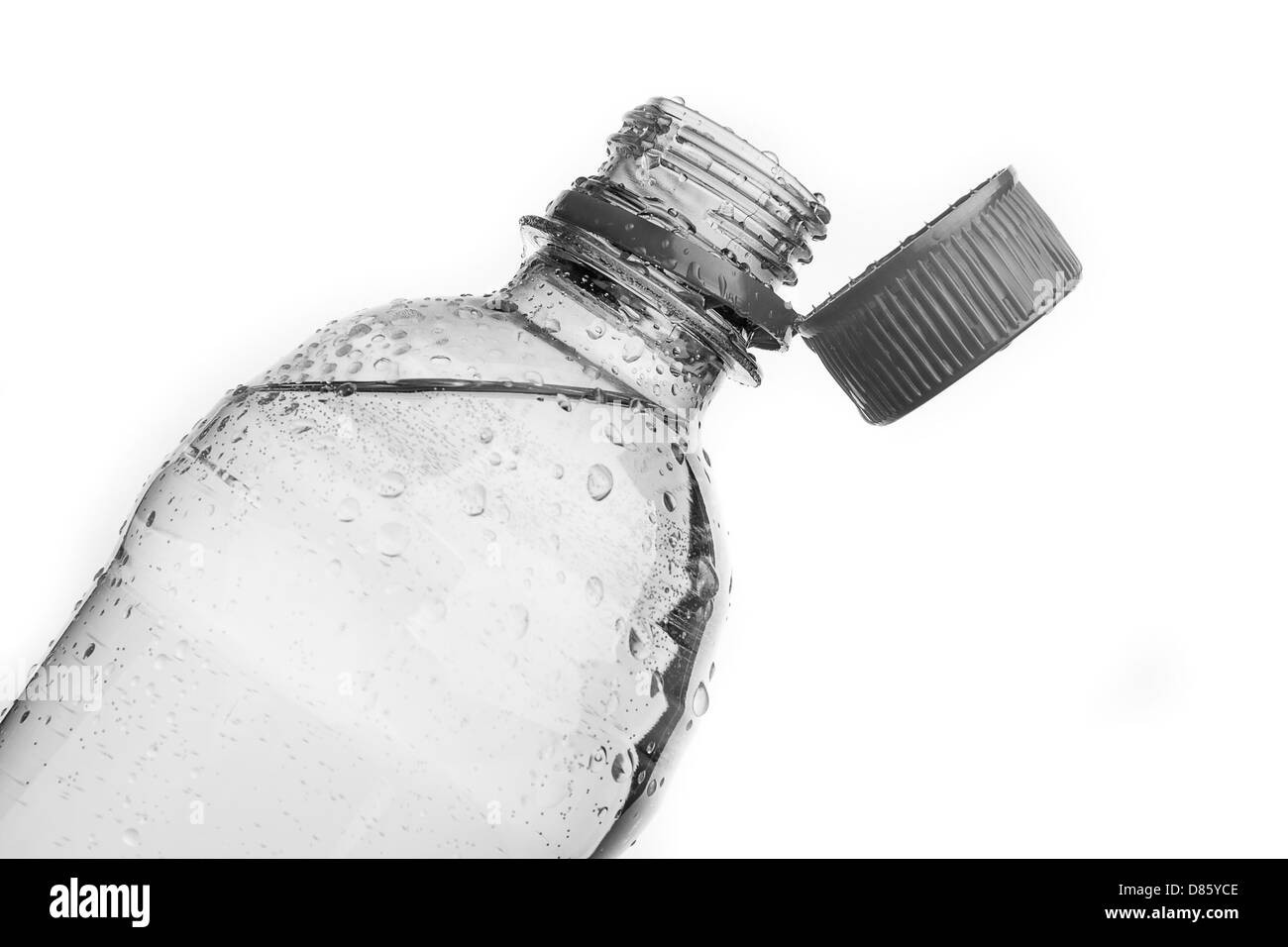 Bottiglia di plastica di acqua potabile isolato su bianco Foto Stock