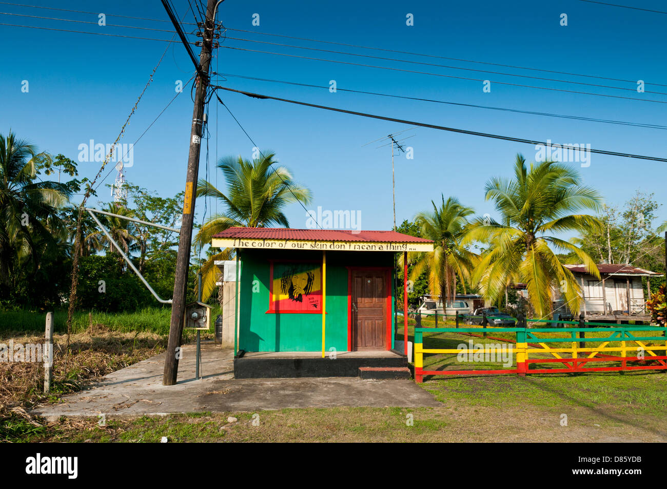 Rastaman casa su una spiaggia di Puerto Viejo talamanca, Caraibi costa di Costa Rica, America Centrale Foto Stock